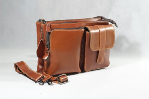 Bolsa transversal de couro caramelo, usei bastante mas ta inteira