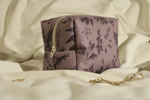 Necessaire estampada media, ja higienizada e pronta pra usar