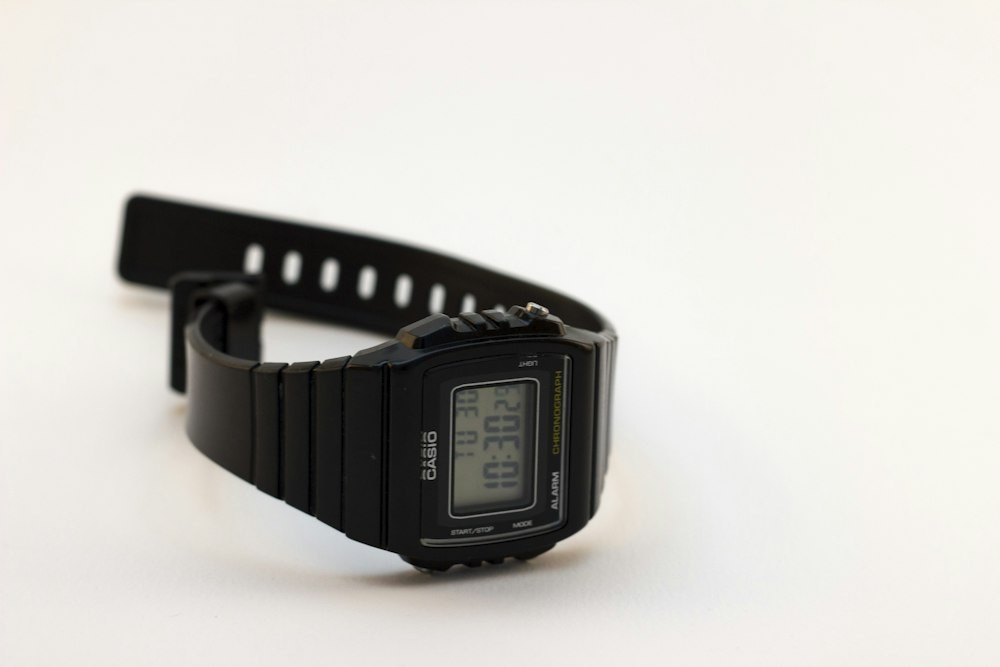 Relogio feminino preto de silicone, pilha trocada em maio