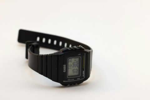 Relogio feminino preto de silicone, pilha trocada em maio