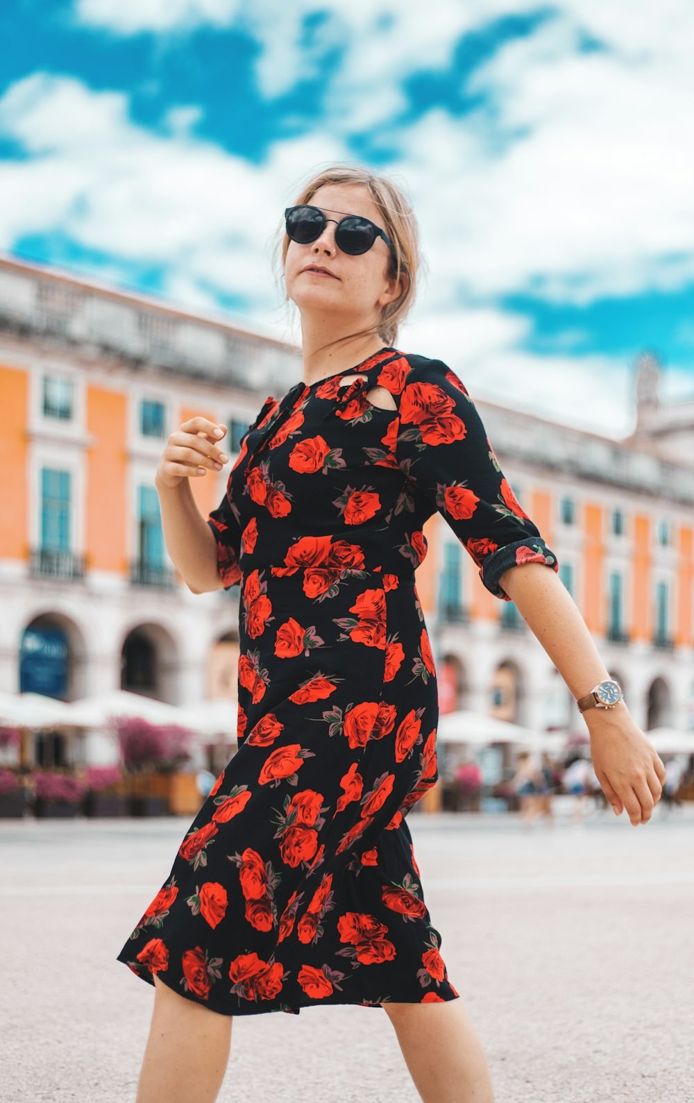 Vestido midi preto com rosas vermelhas tam M, usei duas vezes