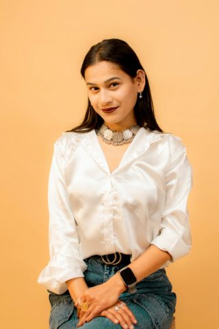 Camisa de cetim off-white tam M