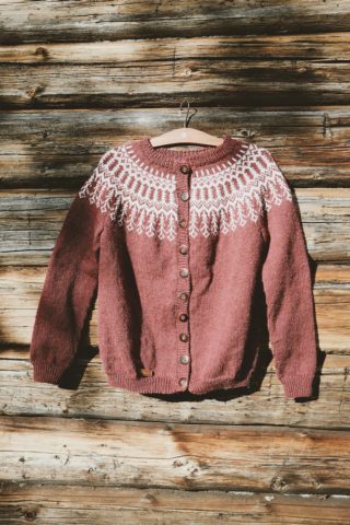Cardigan de trico rosa antigo com detalhe branco na gola tam M, quase sem uso