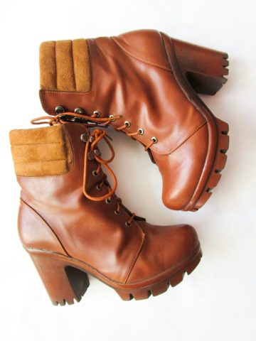 Bota de couro caramelo cano medio 37, dois invernos