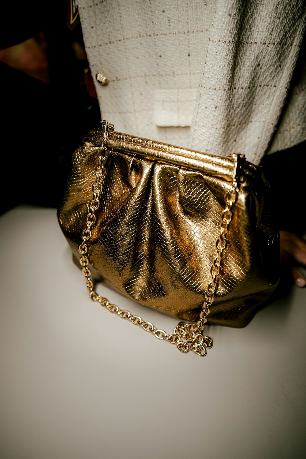 Clutch dourada com alca de corrente, nova com etiqueta