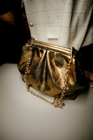Clutch dourada com alca de corrente, nova com etiqueta