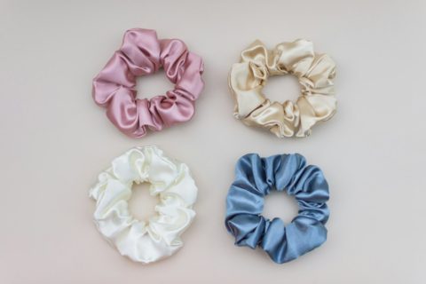 Lote com 4 scrunchies de cetim, sem uso