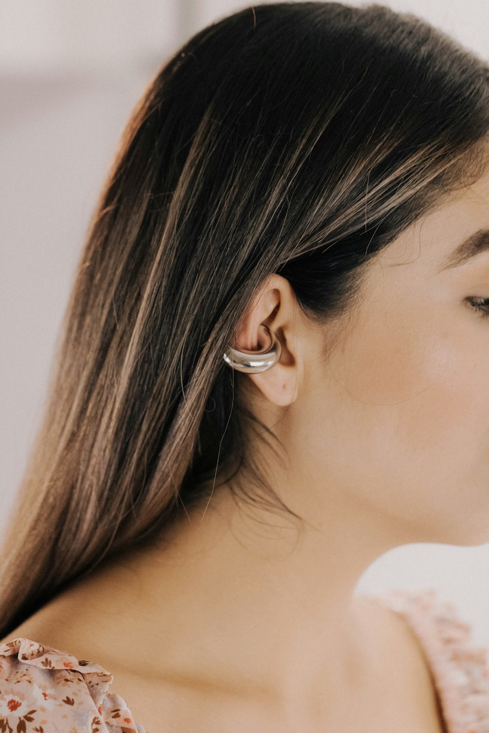 Par de ear cuff prateado de pressao, um tem o banho gasto