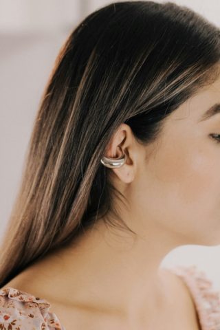 Par de ear cuff prateado de pressao, um tem o banho gasto