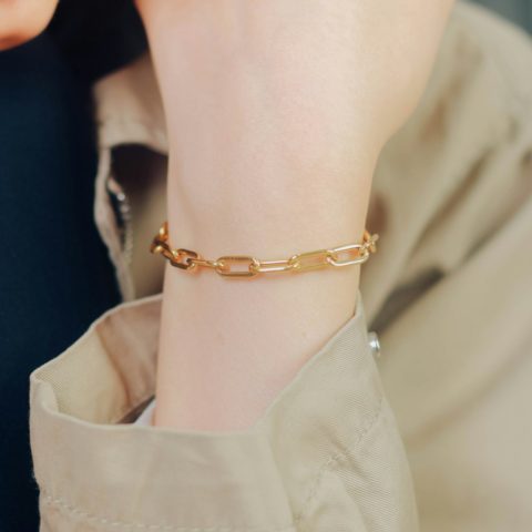 Pulseira dourada fina, troco por brinco