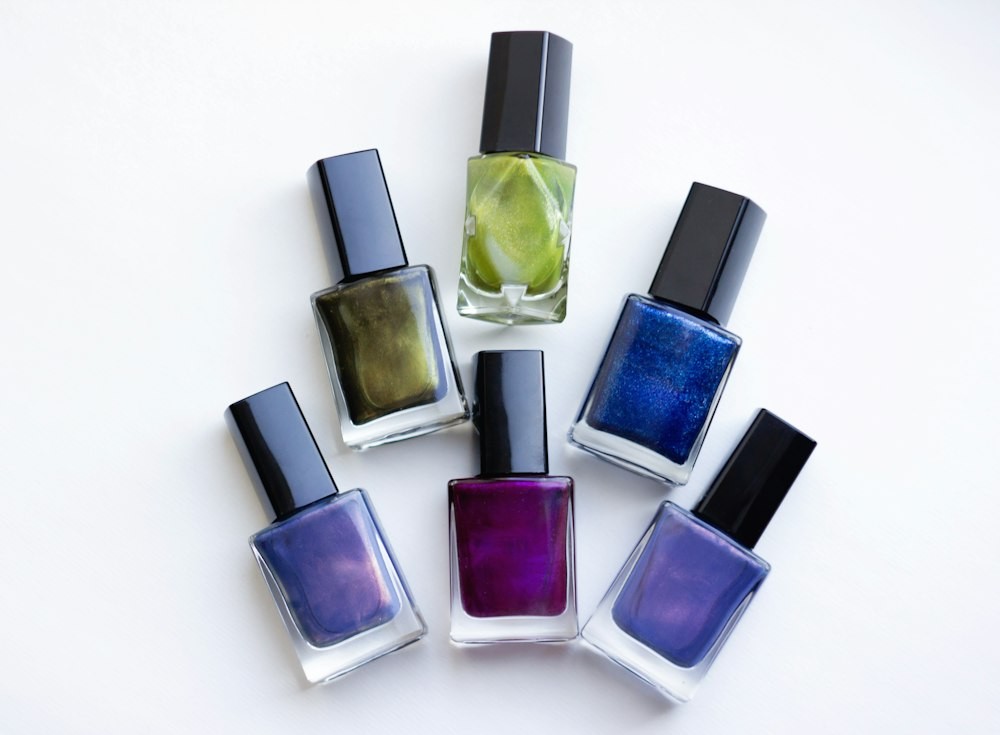 Kit com 6 esmaltes em tons de roxo, azul e verde, lacrados