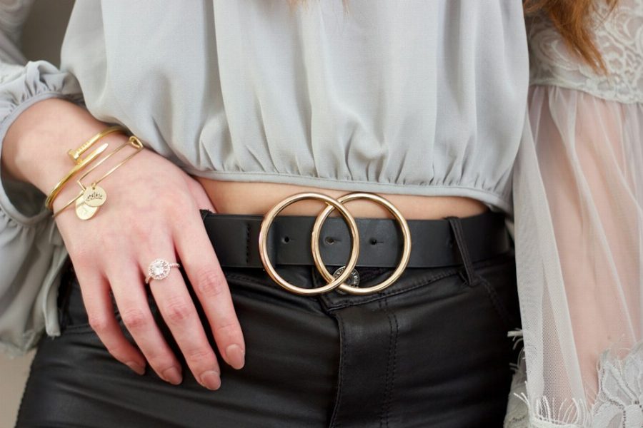 Cinto feminino fino com fivela dourada